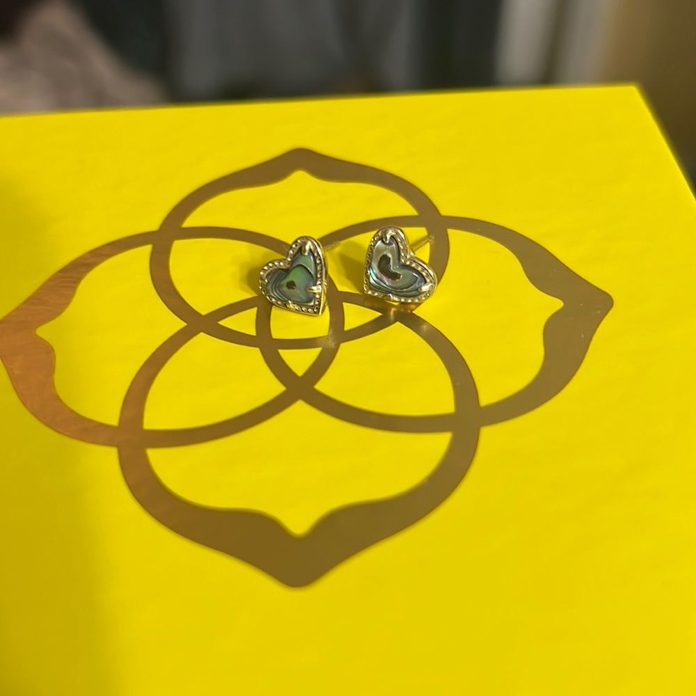 Kendra Scott Ari gold heart stud earrings